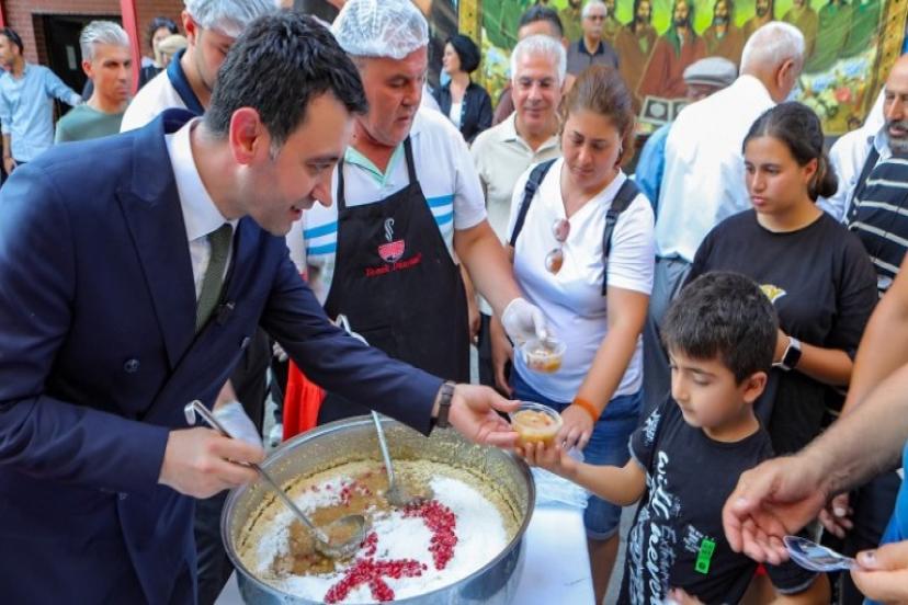 Bayraklı'da aşure bereketi 4 noktada 4 bin kişi ile paylaşıldı