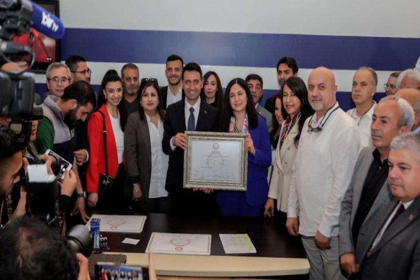 Bayraklı’da Başkan İrfan Önal mazbatasını aldı: 'Az uyuyup, çok çalışacağız'