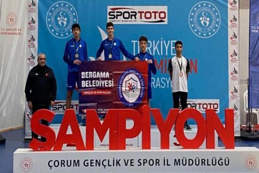 Bergama Belediyesi Badminton Takımı Başarıdan Başarıya Koşuyor