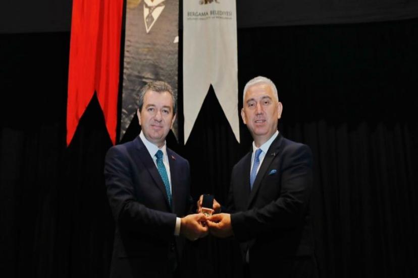 Bergama Belediyesi’nde Devir Teslim Töreni; Dr. Tanju Çelik Mazbatasını Aldı