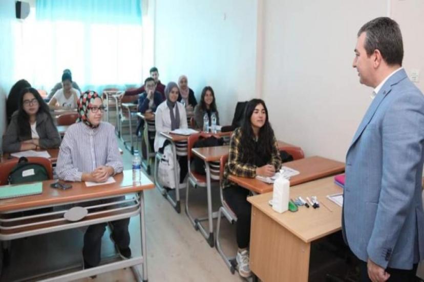 Bergama Belediyesinin Kursu Üniversiteli Yaptı