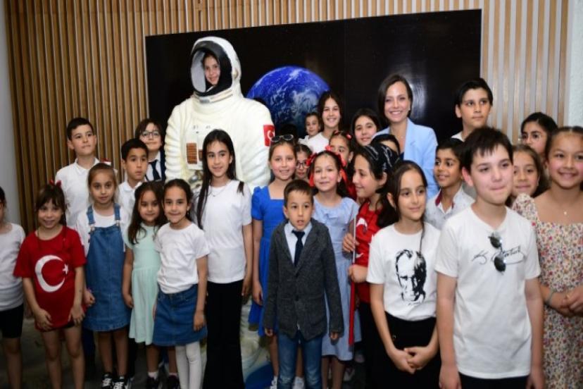 Bir astronota soru sormak ister misin?