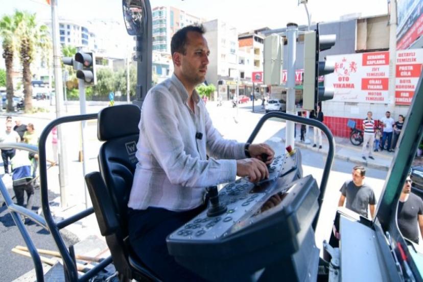 Bornova Belediyesi düzgün yollar için durmadan çalışıyor