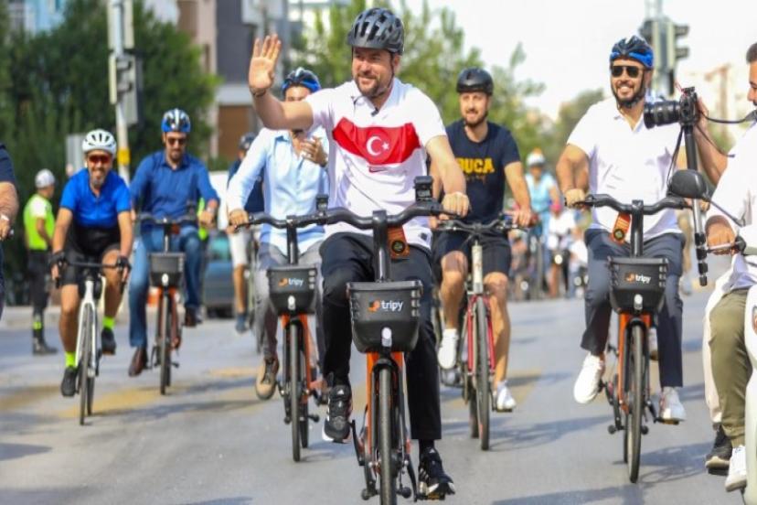 Buca Belediye Başkanı Görkem Duman, çevreci ulaşımı teşvik etmek için pedal çevirdi