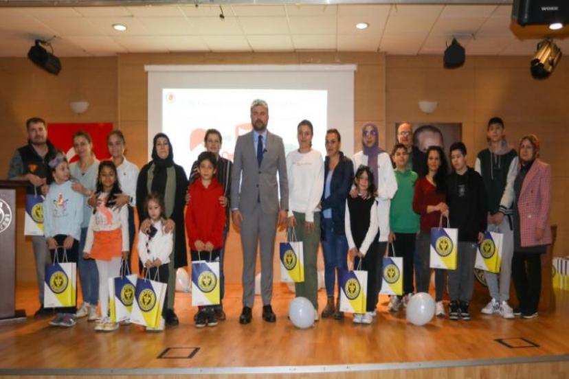 Buca Belediyesi diyabetli çocuklara ölçüm sensörlerini dağıttı