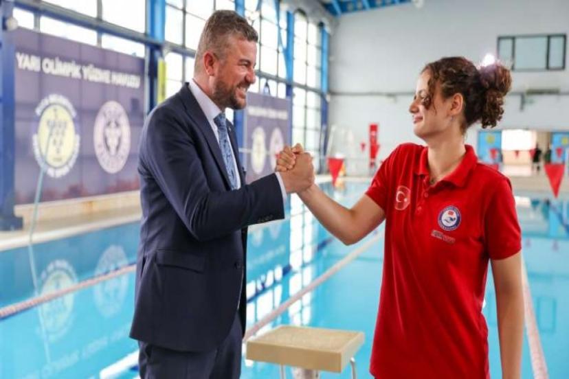 Bucalı millî yüzücü Bulgaristan’dan altın madalya ile döndü