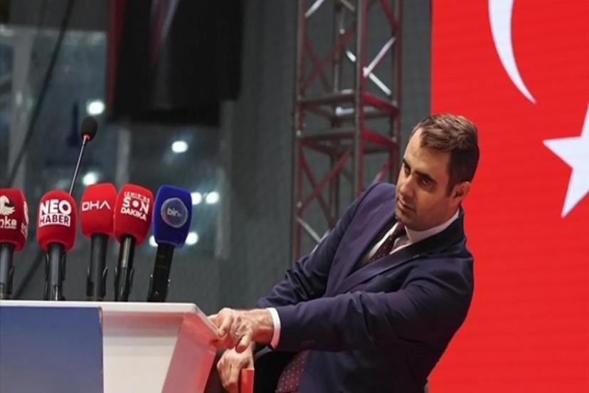 Çağatay Güç konuşma esnasında sahnede yere yığıldı!