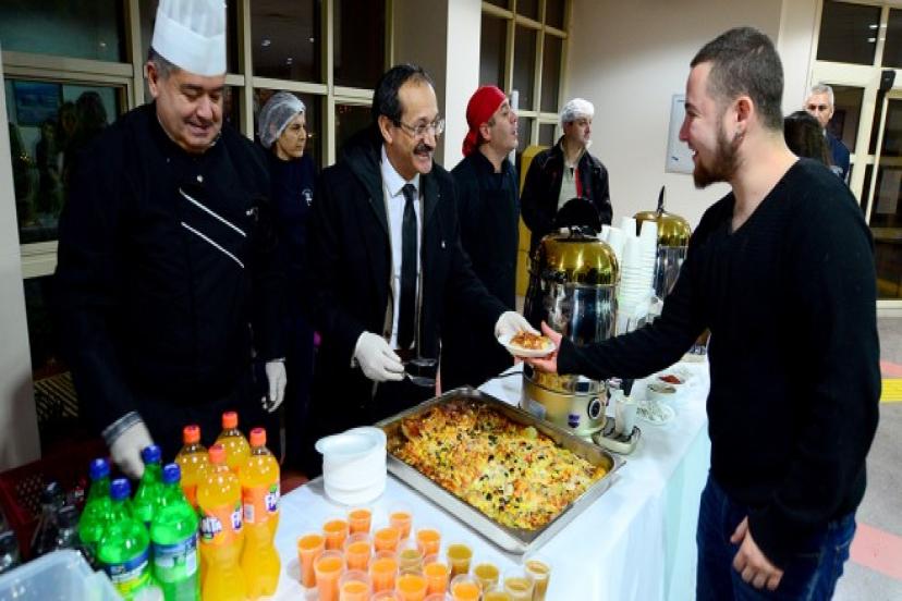 Çelik'ten Gece Sürprizi: Öğrencilere Moral Verdi 