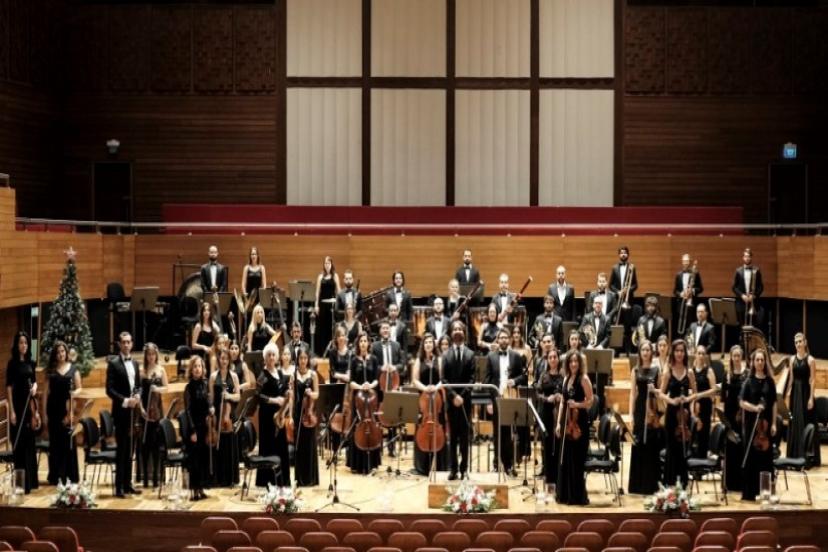 Cem Adrian ve Olsen Flarmoni EGİAD için sahnede