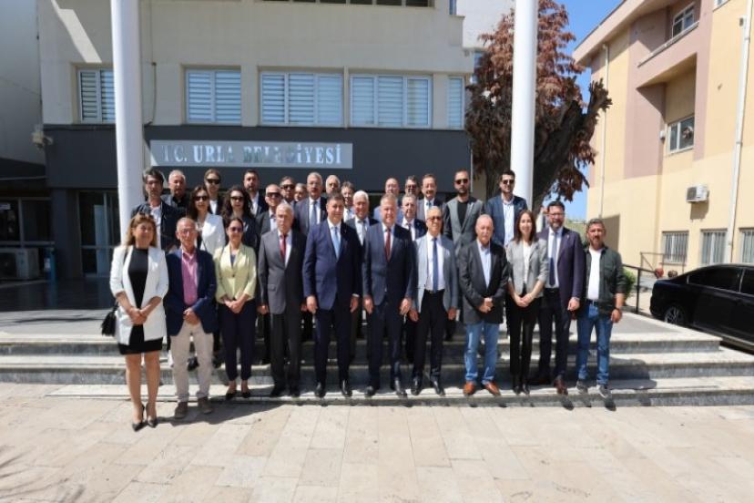 Cemil Tugay ve Selçuk Balkan, Urla’da Vatandaşın Bayramını Kutladı