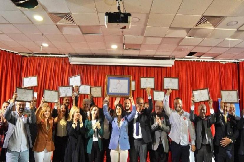 Çeşme’nin Yeni Belediye Başkanı Lal Denizli, Mazbatasını Aldı