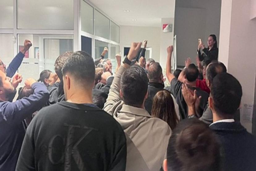 CHP İzmir'de Tansiyon Yükseldi: Çağdaş Kaya Taraftarları İl Binasını Bastı