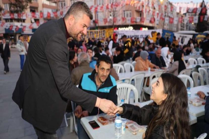 CHP'li Görkem Duman ilk iftar heyecanına eşlik etti