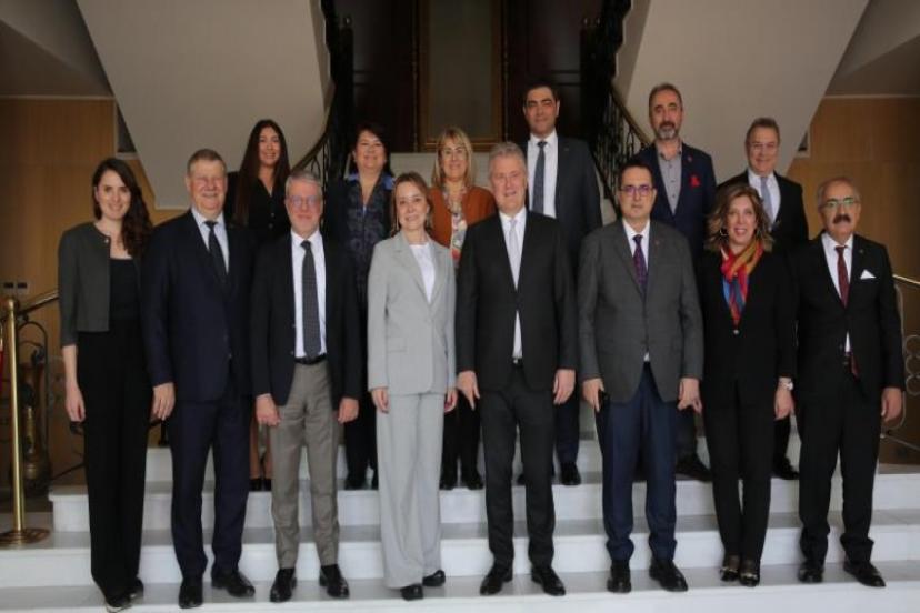 CHP’li Mutlu’dan iş dünyası temasları ve halkla coşkulu buluşma