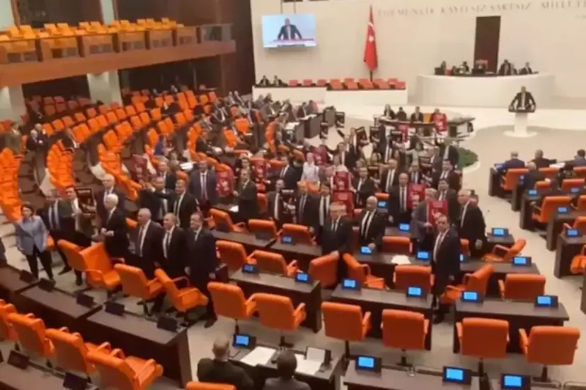 CHP'li vekillerden Meclis'te 'İmamoğlu' protestosu