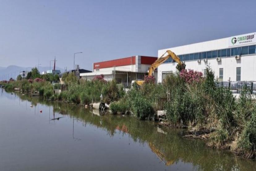 Çiğli Belediyesi’nden Kaçak Barınak ve İskele Operasyonu