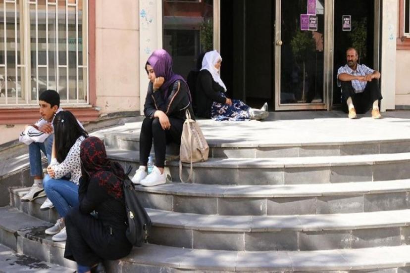 HDP Önünde Oturma Eylemleri Dalga Dalga Yayılıyor: Anneler HDP'den Çocuklarını İstiyor