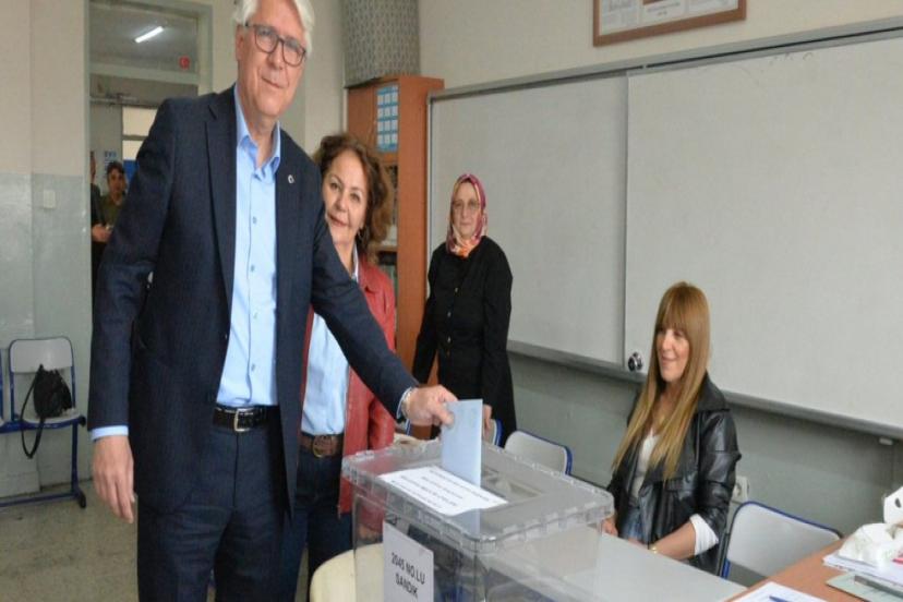 Cumhur İttifakı Buca Belediye Başkan Adayı Adnan Öztekin, Oyunu Kullandı