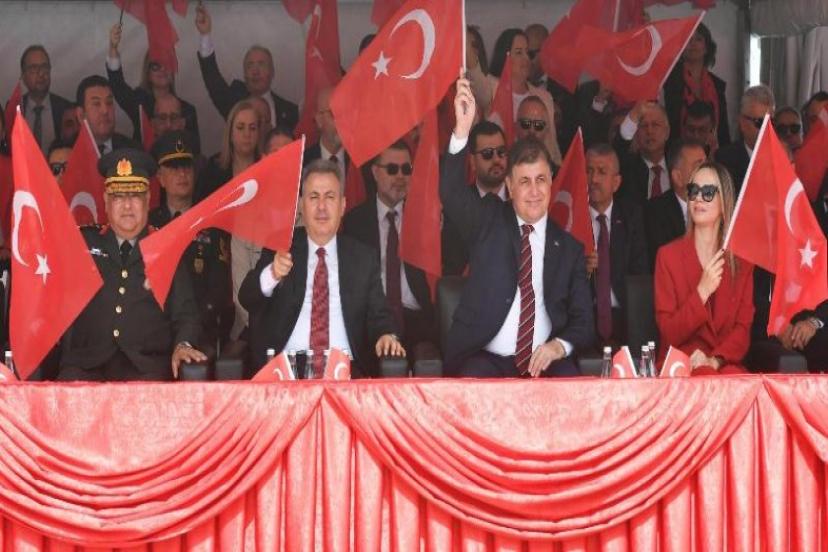 Cumhuriyet Meydanı çocukların gösterileriyle renklendi