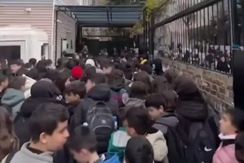 Devlet okulunda "turnike" krizi! 1000 TL'yi ödeyen geçti, ödemeyen kuyrukta bekledi