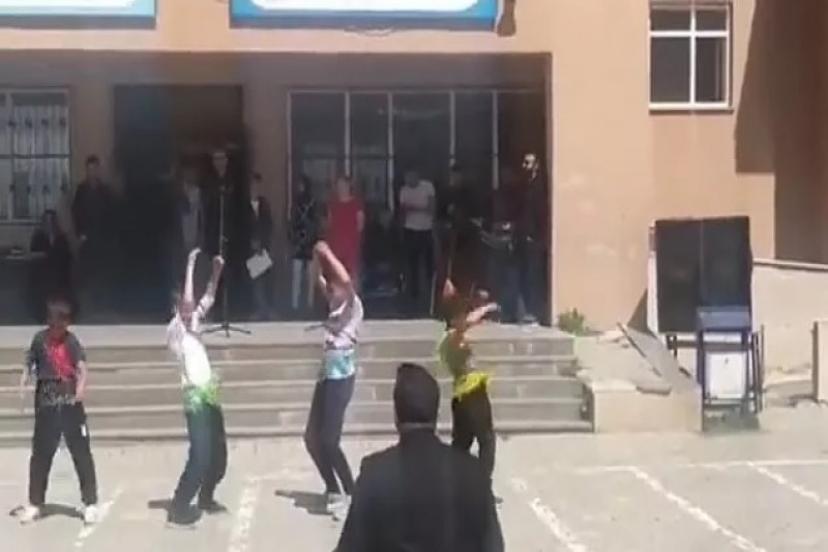 Devletin Okulunda Erkek Çocukları Dansöz Yapıp Oynattılar