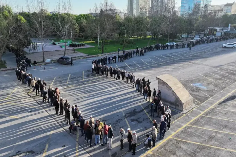 Domates fidesi dağıtımında 4 bin kişi sıraya girdi, metrelerce kuyruk oluştu
