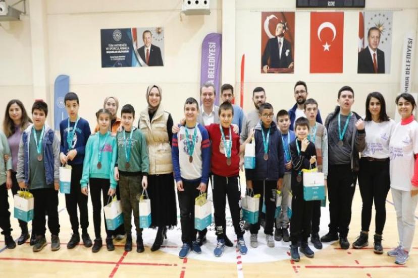 Dünya Engelliler Günü dolayısıyla Bergama Belediyesi tarafından Engelsiz Spor ve Sanat Şöleni düzenlendi