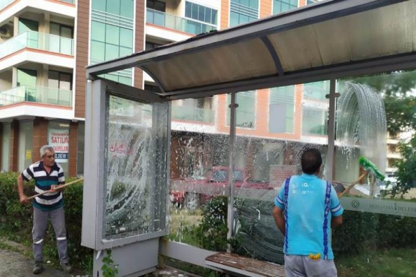 Bergama'da Duraklar yıkanıp dezenfekte edildi