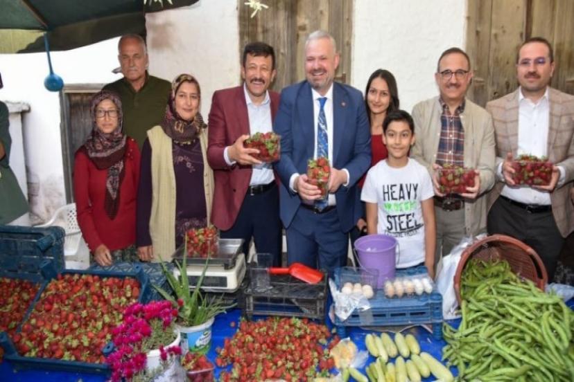 Emiralem Çilek Festivali’ne çoşkulu katılım