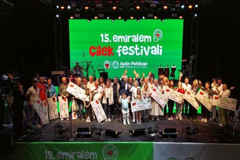 Emiralem Çilek Festivali rekor kırdı: milyonu geçti!