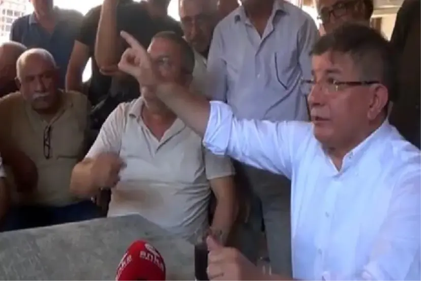 Esnaf ziyaretine çıkan Davutoğlu ne dediyse vatandaşı ikna edemedi! Sonunda kendisi pes etti