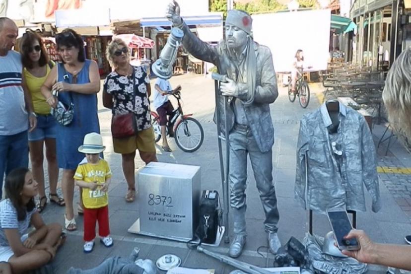 Foçada Srebrenitsa Katliamına Canlı Heykelle Anma