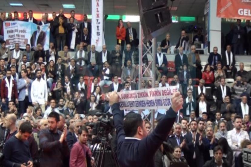 CHP İzmir Kongresinde Genel Başkan Yardımcısı Milletvekili İle Kavga Etti