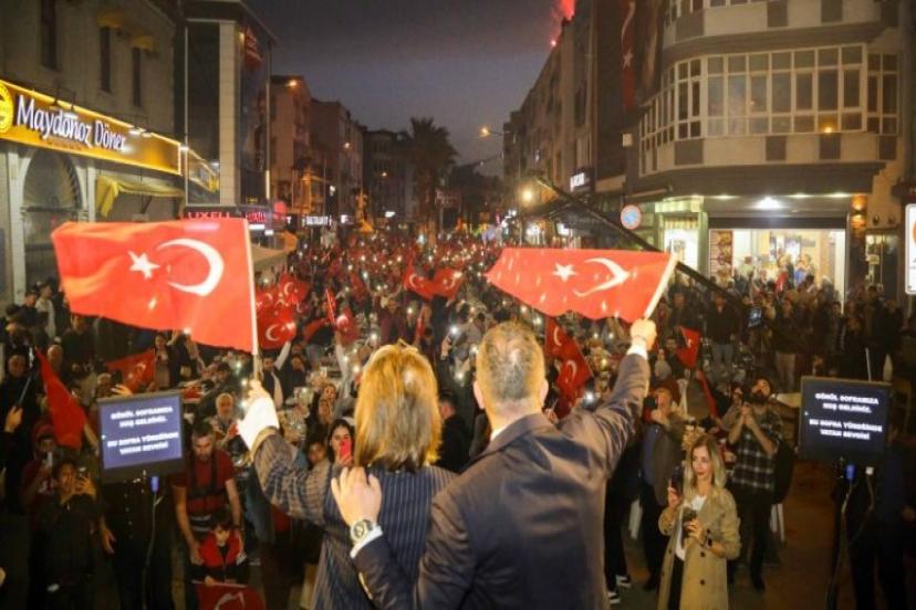 Gönül Sofrası 2024 Seferihisar yerel seçimlerinin en büyük organizasyonu oldu: Ahmet Aydın’dan tarihi konuşma!