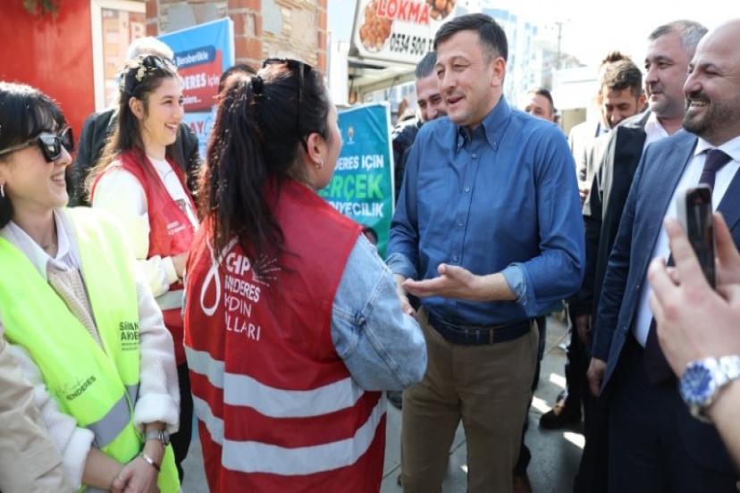 Hamza Dağ ile CHP Broşürü Dağıtan Gençler Arasında Güldüren Diyalog