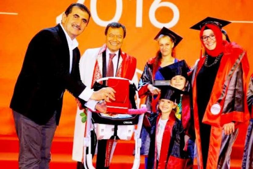 Hem anne hem memur hem de üstün dereceli öğrenci