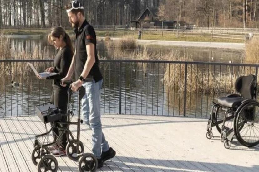 İngiltere'de felçli adam, beyin implantları sayesinde yürümeye başladı