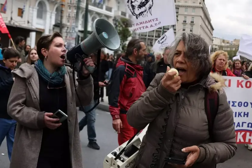 İşçi ve memurlar 24 saatlik greve gitti, Yunanistan'da hayat durma noktasına geldi