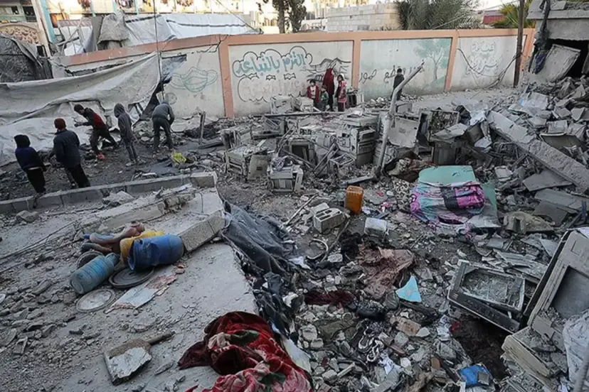 İsrail, Gazze'de Filistinlilerin sığındığı okulu vurdu: 25 ölü, 100 yaralı