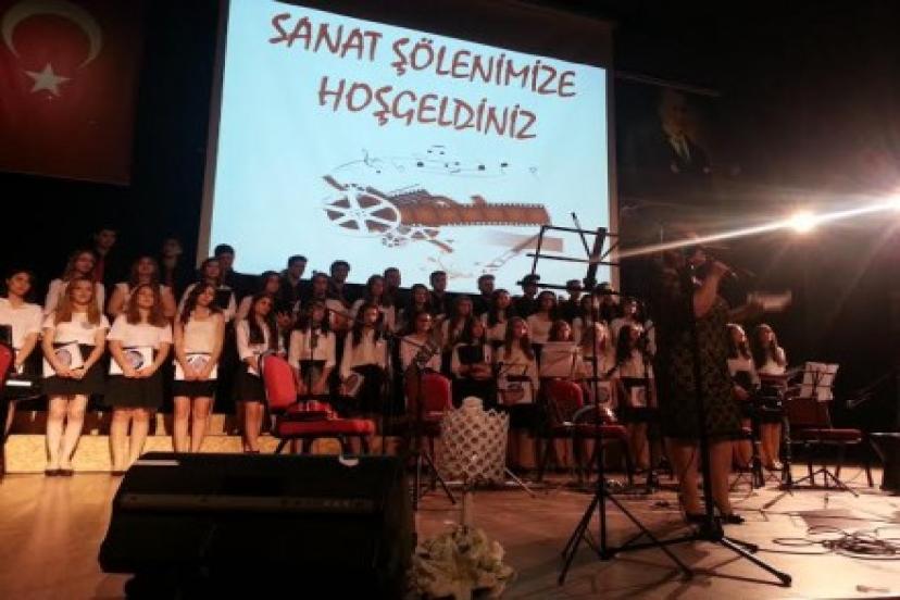 İzmir Anadolu Lisesinden Resim ve Sanat Şöleni