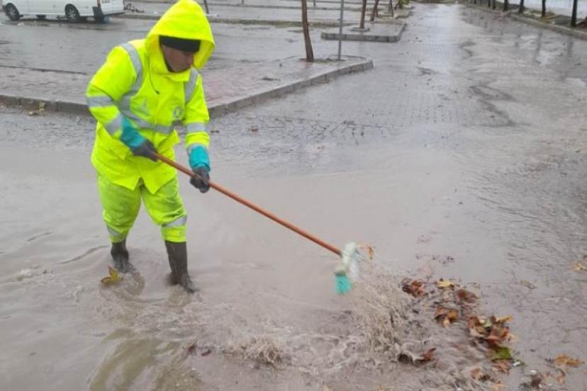 İzmir Büyükşehir Belediyesi  850 personel ve 640 araçla sahada