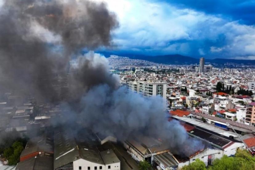 İzmir'de depo yangını! Dumanlar gökyüzünü kapladı