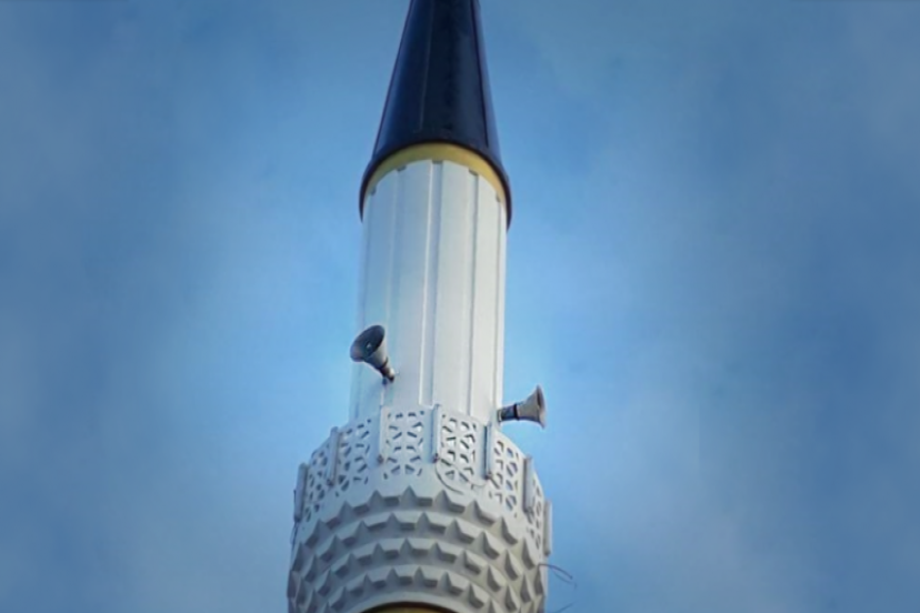 İzmir'de İkinci Skandal, Minareden Daha Önce Çav  Bella Çalmışlardı, Şimdi de Bülent Ersoy Şarkısı Dinlettiler