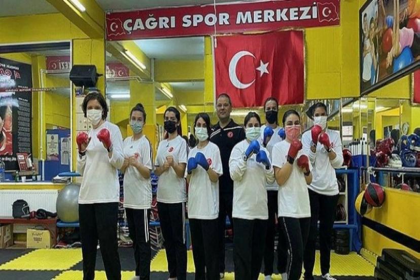 İzmir'de, Şiddet Mağduru Kadınlara Ve Çocuklara Devlet Destekli Savunma Eğitimi
