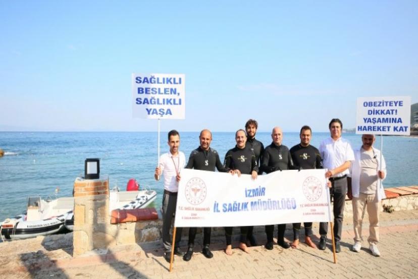 İzmir’de Sualtında Halk Sağlığı Haftası Kutlandı