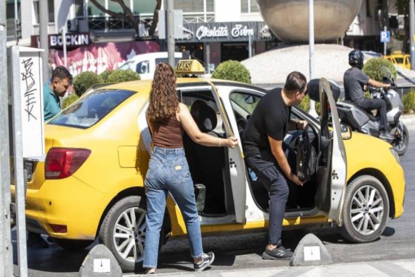 İzmir’de zabıta ekiplerinden yolcu kılığında taksi denetimi 