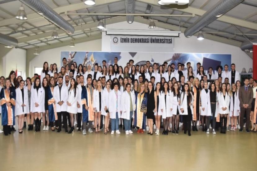 İzmir Demokrasi Üniversitesi Diş Hekimliği Fakültesi 'Beyaz Önlük Giyme Töreni' gerçekleşti