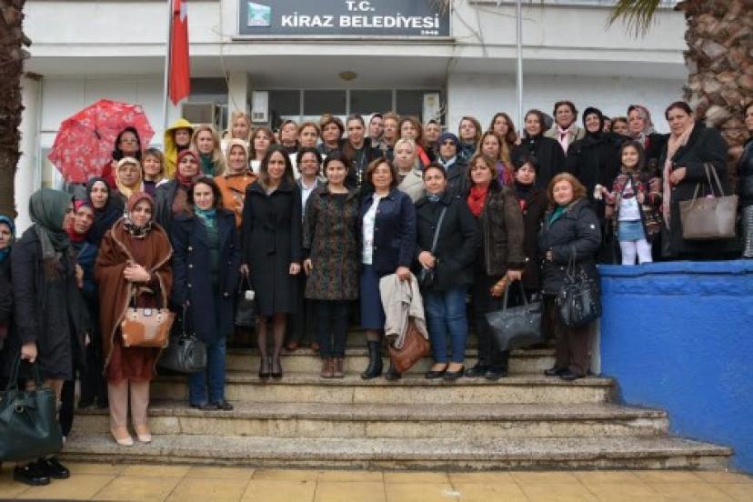 İzmir'in AK Kadınları Yağmur, Çamur Demedi