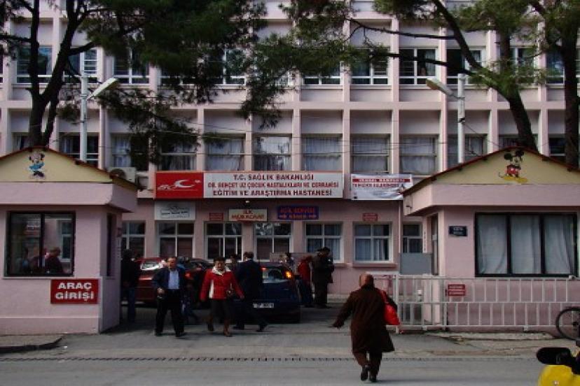 İzmir'in İki Büyük Hastanesinde 100'ü Aşkın Kişi Zehirlendi