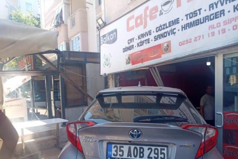 İzmir Karabağlar'da Kontrolünü Kaybeden Araç Sürücüsü Kafeye Daldı